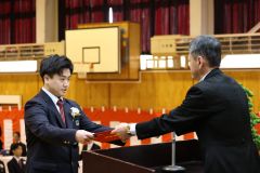 宮田真克校長（右）から卒業証書を受け取る生徒（上士幌、長尾悦郎通信員撮影）