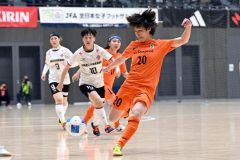 【１回戦・Ｓ．Ｌダスペード―ＳＷＨレディース西宮】ドリブルでゴール前にボールを持ち込み、強烈なシュートを放つ阿部紗央厘（本別高出）