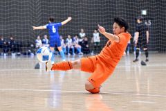 【１回戦・Ｓ．Ｌダスペード―ＳＷＨレディース西宮】懸命に右足を伸ばしてシュートを打つＳ．Ｌダスペード（８）伊藤幹菜（帯八中出）