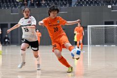 【１回戦・Ｓ．Ｌダスペード―ＳＷＨレディース西宮】相手ディフェンスをかわし、シュートを打つＳ．Ｌダスペードの（２０）阿部紗央厘（右手前、本別高出）