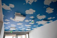 空の壁紙を天井に採用した明るい雰囲気の玄関