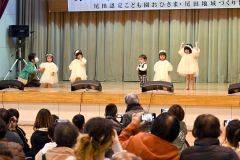 おそろいの衣装でお遊戯「ハッピーチルドレン」を披露する園児たち