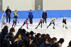 １００メートル測定に挑む子どもたち（１日、午前９時４５分ごろ、金野和彦撮影）