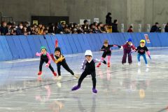 １００メートル測定に挑む園児たち（１日、午前９時１５分ごろ、金野和彦撮影）
