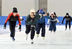 ４００人が１００メートル滑走、高木菜那さん教室も　帯広スケート連盟１００周年記念イベント