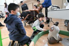 アニマルセラピーロボットに興味津々