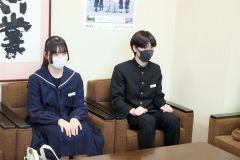 全国中学校スケート大会の結果を報告する（左から）山本さん、加藤さん