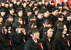 ３年間の思い出が詰まった答辞を聞き目を潤ませる卒業生（帯広農業、塩原真撮影）