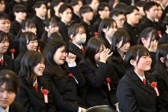 ３年間の思い出が詰まった答辞を聞き目を潤ませる卒業生（帯広農業、塩原真撮影）