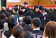 式典後に両親らに手を振る卒業生（帯広農業、塩原真撮影）
