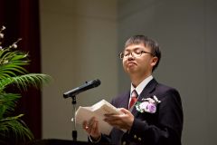 答辞で言葉が詰まる卒業生代表。学びやで過ごした日々を思い出す（広尾、石原秀樹通信員撮影）
