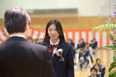 緊張の中に笑顔も。未来に希望を抱きながら、卒業証書を受け取る卒業生（広尾、石原秀樹通信員撮影）