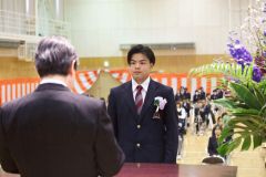 未来に希望を抱きながら、前を見据えて卒業証書を受け取る卒業生（広尾、石原秀樹通信員撮影）