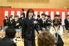 父母や在校生、教職員らの見送りに笑顔で応える卒業生（広尾、石原秀樹通信員撮影）