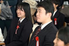 担任の橋本一磨教諭を囲んで記念撮影をする３年７組の生徒（帯広大谷、須貝拓也撮影）２