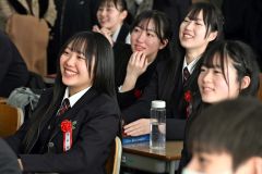 担任の橋本一磨教諭を囲んで記念撮影をする３年７組の生徒（帯広大谷、須貝拓也撮影）３