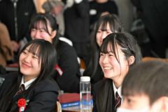 担任の橋本一磨教諭から卒業生一人一人に向けたメッセージビデオを見る３年７組の生徒（帯広大谷、須貝拓也撮影）２
