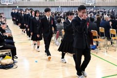卒業証書を抱え、涙をぬぐいながら退場する卒業生（帯広大谷、須貝拓也撮影）２