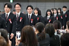 入場時、保護者へ向かって手を振る卒業生（帯広大谷、須貝拓也撮影）