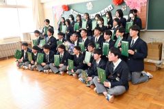 卒業証書を手に最後の記念撮影をする３年Ａ組（足寄、佐藤匡聡撮影）