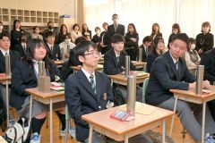 保護者に見守られながら始まった３年Ｂ組最後のホームルーム（足寄、佐藤匡聡撮影）２