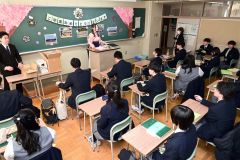 保護者に見守られながら始まった３年Ｂ組最後のホームルーム（足寄、佐藤匡聡撮影）３