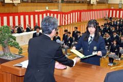 保護者や在校生に見守られながら証書を受け取る卒業生（足寄、佐藤匡聡撮影）１