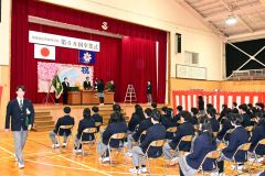 保護者や在校生に見守られながら証書を受け取る卒業生（足寄、佐藤匡聡撮影）２