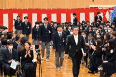 保護者や在校生に見守られながら入場する３年Ｂ組の卒業生（足寄、佐藤匡聡撮影）２