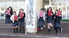 未来へ大きく羽ばたけ―。卒業証書を手にみんなでジャンプ（池田、澤村真理子撮影）２