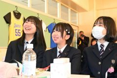 最後のホームルームで、担任の岸部雅峰教諭が編集した３年間の思い出のＶＴＲに笑顔を見せる卒業生（池田、澤村真理子撮影）１