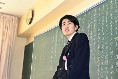 最後のホームルームで、クラスメートや担任に感謝を伝える卒業生（池田、澤村真理子撮影）