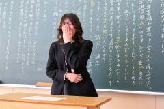 最後のホームルームで、クラスメートや担任に涙ながらに感謝を伝える卒業生（池田、澤村真理子撮影）