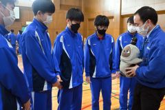 コミュニケーションロボットとのふれあい体験をする生徒たち