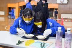 専用のメガネを着け、緑内障や白内障の視界を体験する生徒たち
