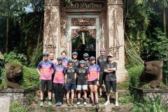 バリ島を拠点にしたアジアチームのメンバーと笑顔を見せる山本幸平さん（左、チーム提供）