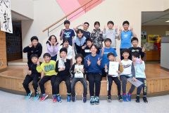 永原さん（前列右から４人目）の特別授業を受けた児童ら