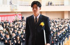 ２０２４年度日本学生野球協会の高校表彰選手に選出され、卒業式内で表彰盾を受け取った白樺学園の藤原悠楽