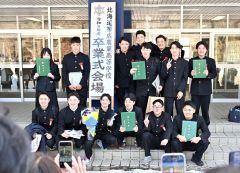 野球部だった仲間と一緒に記念写真を撮る澁谷純希さん(後列左から2人目、塩原真撮影)