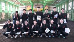 野球部だった仲間と一緒に記念写真を撮る澁谷純希さん(後列右から2人目、塩原真撮影)