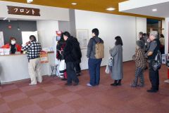 １日にリニューアルオープンした晩成温泉（１日午前９時１０分ごろ）