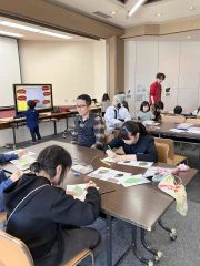 塗り絵を楽しんだり観察内容を日記風にまとめる児童ら