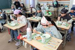 士幌高生特製の豆腐が入った麻婆豆腐を味わう児童