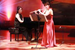 聴衆を楽しませたフルート・大崎さん（右）とピアノ・原さんの一体感ある演奏