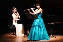 聴衆を楽しませたフルート・大崎さん（右）とピアノ・原さんの一体感ある演奏