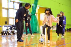 ブラインドサッカーを体験する来場者（２日午前１０時２０分ごろ、長尾悦郎通信員撮影）