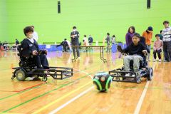 電動車いすサッカーを体験する来場者（２日午前１０時１０分ごろ、長尾悦郎通信員撮影）