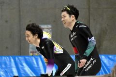 １００メートル測定で元五輪代表の及川佑さん（左）と長谷川翼さんが同走対決。来場者を楽しませた
