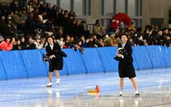 卒業式を終えて参加した帯広三条高生。卒業証書を持って滑走する西川想乃さん（右）と小島楓さんに来場者から祝福の拍手が贈られた