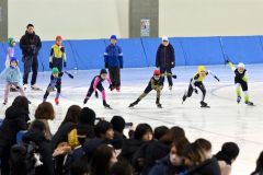 新記録目指して―。小学校５、６年生による１００メートル測定で元気よくスタートを切る子どもたち（金野和彦撮影）